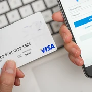 Card bancar serviciu PayPal smartphone FOTO Shutterstock 418042027 jpg