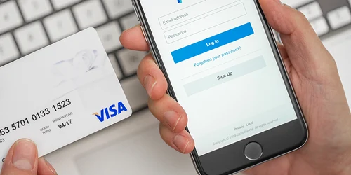 Card bancar serviciu PayPal smartphone FOTO Shutterstock 418042027 jpg