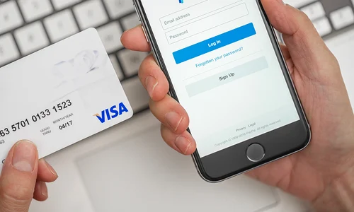 Card bancar serviciu PayPal smartphone FOTO Shutterstock 418042027 jpg
