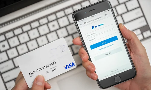 Card bancar serviciu PayPal smartphone FOTO Shutterstock 418042027 jpg