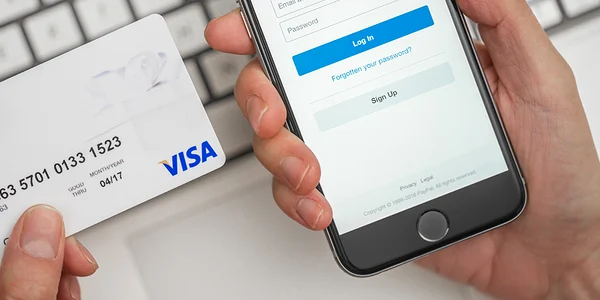 Card bancar serviciu PayPal smartphone FOTO Shutterstock 418042027 jpg