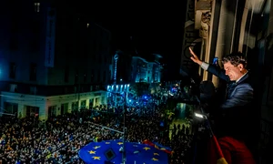 Nicușor Dan salută mulțimea după alegeri FOTO Facebook jpg