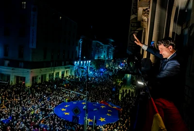 Nicușor Dan salută mulțimea după alegeri FOTO Facebook jpg