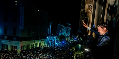 Nicușor Dan salută mulțimea după alegeri FOTO Facebook jpg
