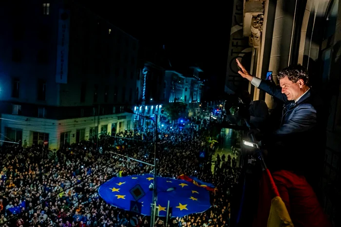 Oamenii sărbătoresc în stradă victoria lui Nicușor Dan FOTO Facebook