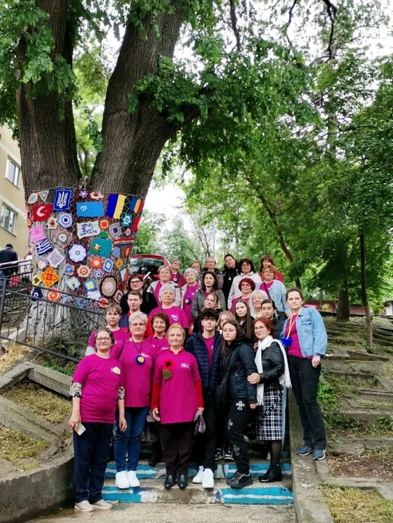 Voluntarii care au „îmbrăcat” copacul în mileuri. FOTO Primăria Tulcea