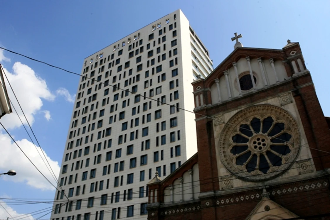 
    Cathedral Plaza eclipsează Catedrala "Sf. Iosif" (foto: Click!)  