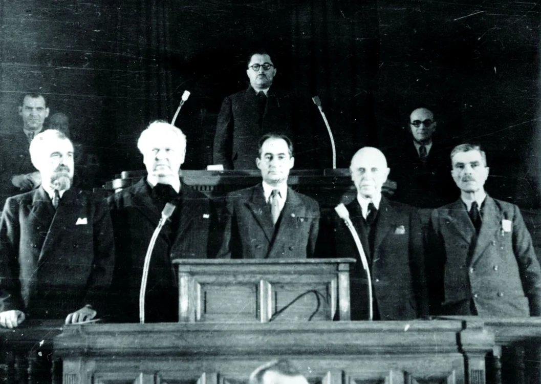 Prezidiul RPR în 1948: Şt. Voitec, Mihail Sadoveanu, Gheorghe Stere, C.I. Parhon, Ion Niculi