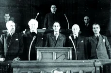 Prezidiul Republicii Populare Române în 1948: Ştefan Voitec, Mihail Sadoveanu, Gheorghe Stere, Constantin Ion Parhon, Ion Niculi (© „Fototeca online a comunismului românesc”)