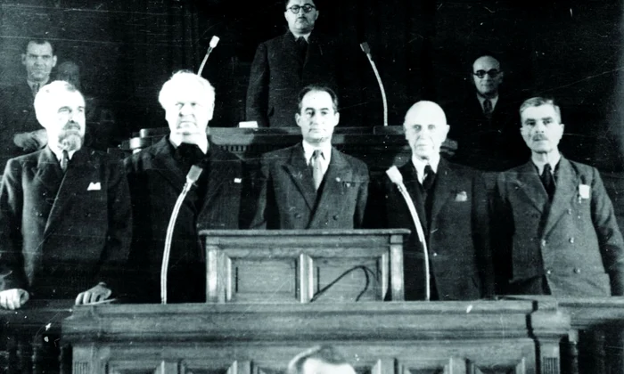 Prezidiul Republicii Populare Române în 1948: Ştefan Voitec, Mihail Sadoveanu, Gheorghe Stere, Constantin Ion Parhon, Ion Niculi (© „Fototeca online a comunismului românesc”)