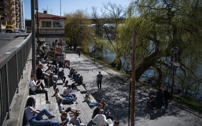 Suedezii se bucură de primăvară fără nicio regulă de distanţare socială FOTO AFP