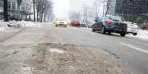 Şoferii băcăuani vor fi nevoiţi să circule şi în acest an pe străzi pline de gropi
