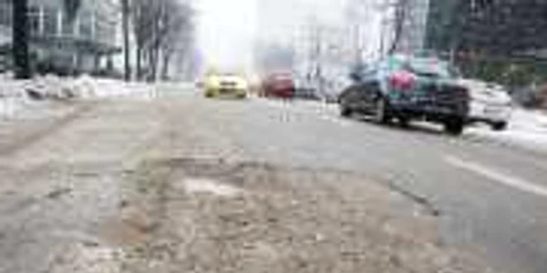 Şoferii băcăuani vor fi nevoiţi să circule şi în acest an pe străzi pline de gropi