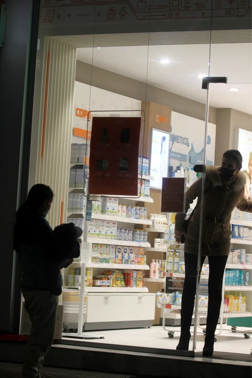 Cristina Rus o întreabă pe femeie ce are nevoie și se întoarce în farmacie