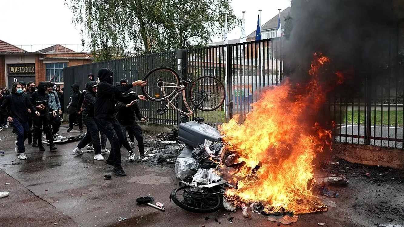 Protestele elevilor au degenerat în Franța