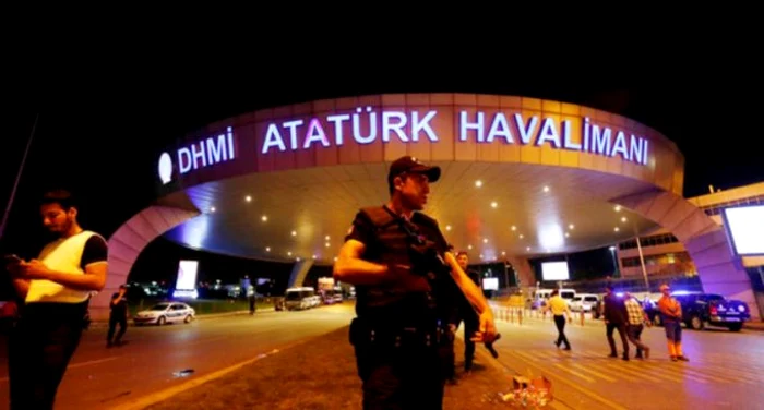 
    În jur de 40 de români se aflau pe Aeroportul Ataturk când au fost detonate cele trei bombe   