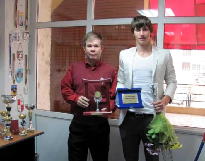 Înotătorul Radu Marius (dreapta) şi antrenorul său, Dan Bădescu (stânga)