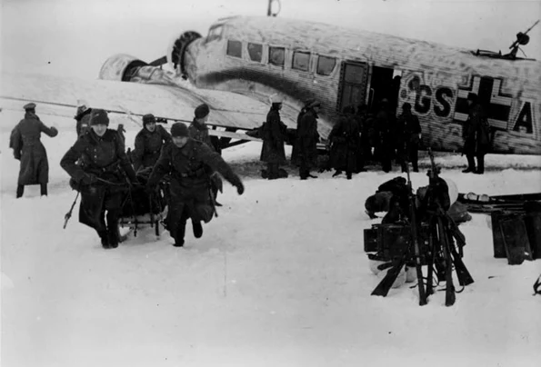 10 Bundesarchiv Bild 101I 003 3446 16, Russland, Festung Demjansk, Ju 52 jpg