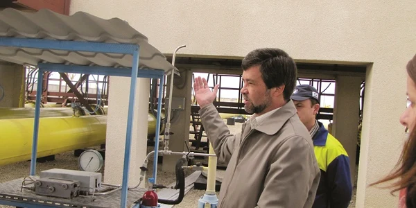 Dumitru Muntean arată Laboratorul de testare chimică al Moldovatransgaz, pe care îl conduce