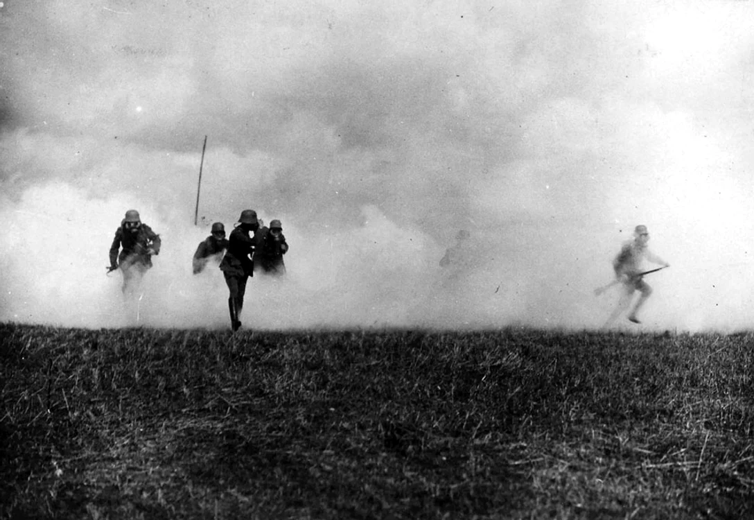 Soldaţi germani fug din calea unui atac cu gaz,  în Flandra,  Belgia,  în septembrie 1917. Armele chimice au fost o parte importantă a arsenalului de război al armatelor,  încă de la începutul războiului.