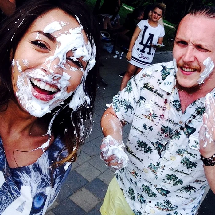 Ruby şi What`s Up s-au murdărit cu spumă şi au postat fotografia pe Instagram