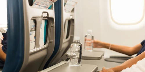 apa consumata in avion FOTO shutterstock 2201162353 jpg