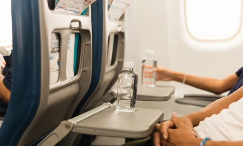 apa consumata in avion FOTO shutterstock 2201162353 jpg