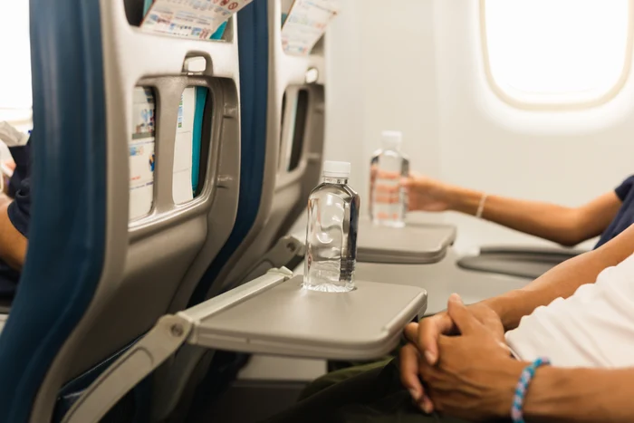 Un bărbat a mâncat o conservă de ton în avion / Foto: Shutterstock