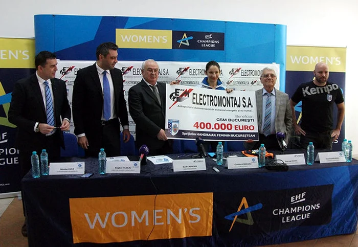 Cristina Vărzaru prezintă cecul gras, în valoare de 400.000 de euro, oferit de cei de la Electromontaj Sursa foto: csmbucuresti.ro