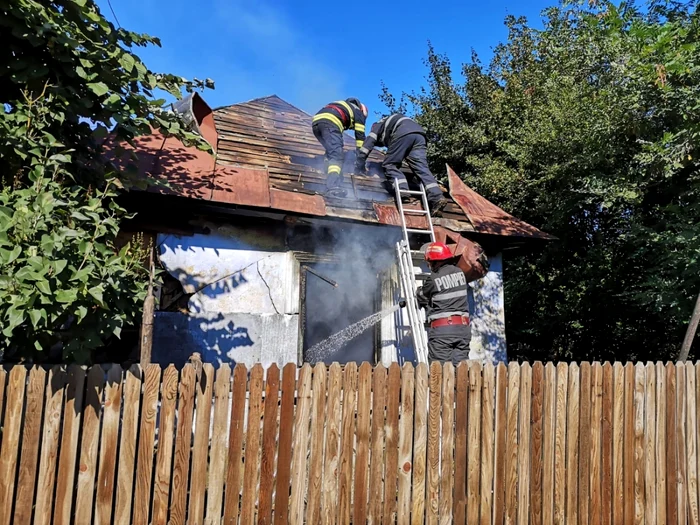 Un bărbat a dat foc intenţionat casei unei familii care îi pusese la dispoziţie locuinţa. Înăuntru erau patru butelii