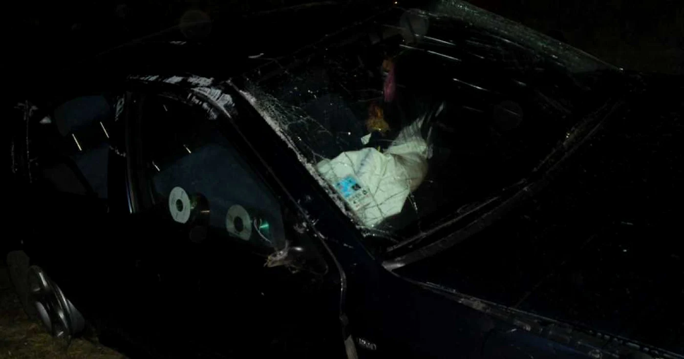 Autoturismul s-a răsturnat în afara părţii carosabile