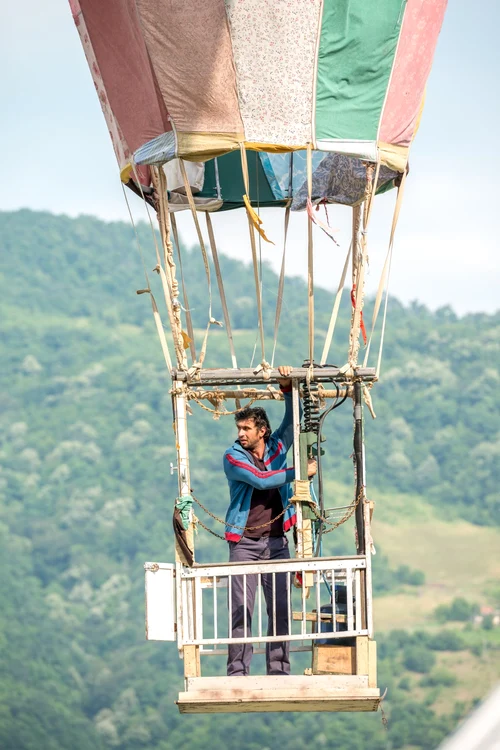 HAWAII   Dragos Bucur in balon2 RESIZE jpeg