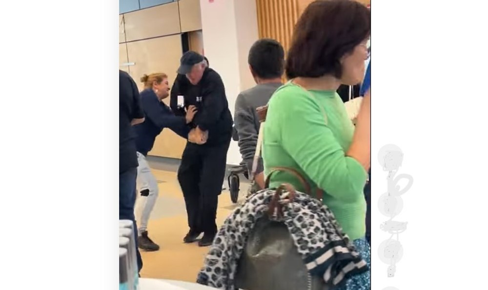 Momentul în care un paznic urmărește o hoață de haine într-un mall din Cluj 