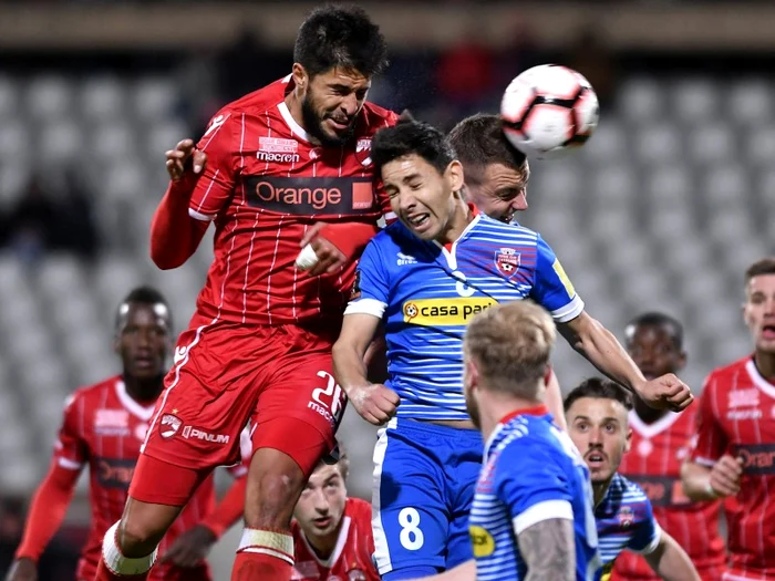 Facundo Mallo și Jonathan Rodriguez își dispută o minge la capFoto: Sport Pictures