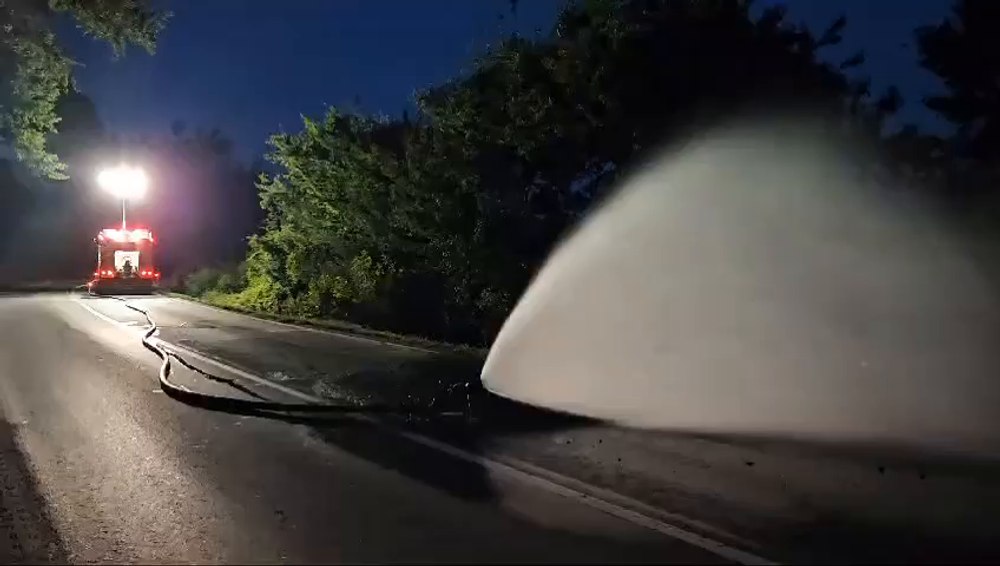 Cisterna cu gaz lichefiat care s-a fisurat după ce s-a răsturnat pe pe DN 7, repusă pe roți. Traficul a fost reluat VIDEO