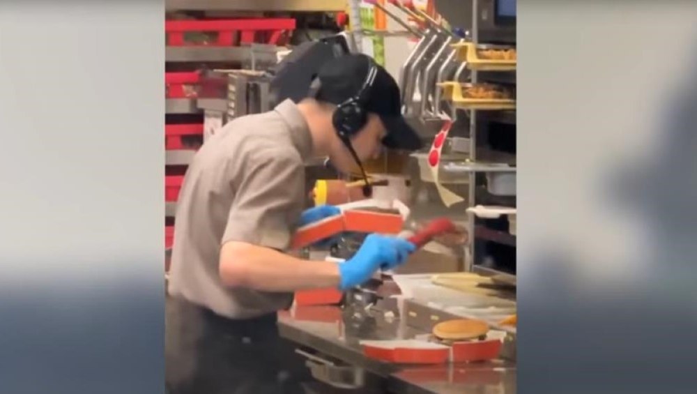 Moment dezgustător filmat într-un fast-food. Un angajat scuipă în mâncare după un conflict cu clientul său privind comanda