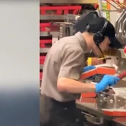 scuipa in mancare angajat fast food captura video jpg