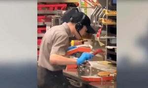scuipa in mancare angajat fast food captura video jpg