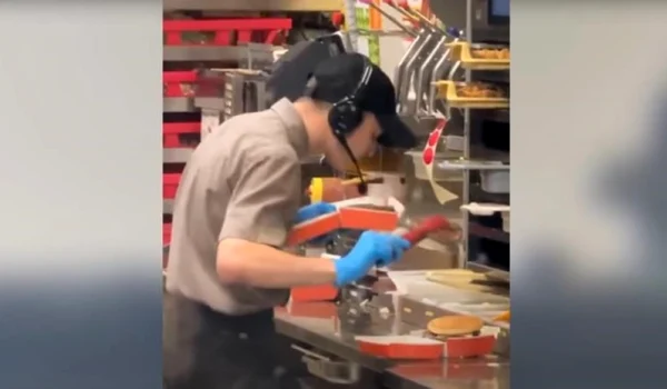 scuipa in mancare angajat fast food captura video jpg