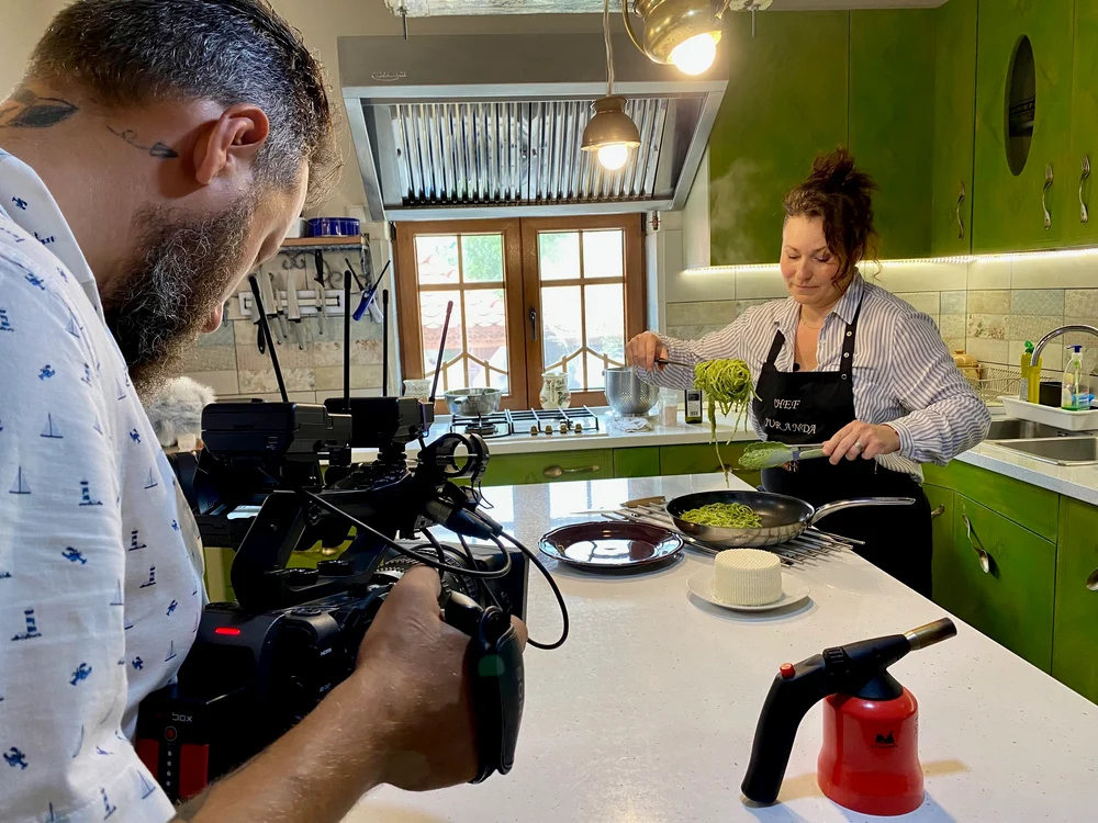 Chef Juranda, într-o demonstrație culinară de rețete tradiționale reinventate. SURSA Thorsten Kirsch