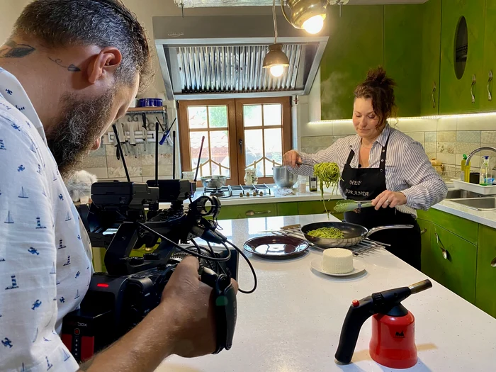 Chef Juranda, într-o demonstrație culinară de rețete tradiționale reinventate. SURSA Thorsten Kirsch