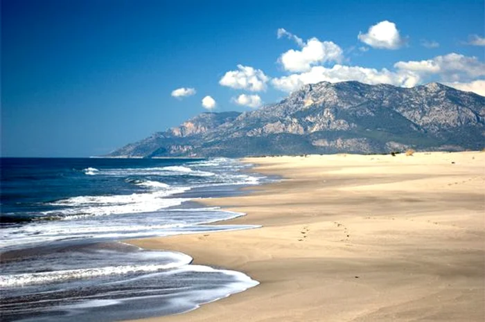 Plaja Patara, considerată una dintre cele mai lungi din Turcia FOTO: Fethiye Holidays