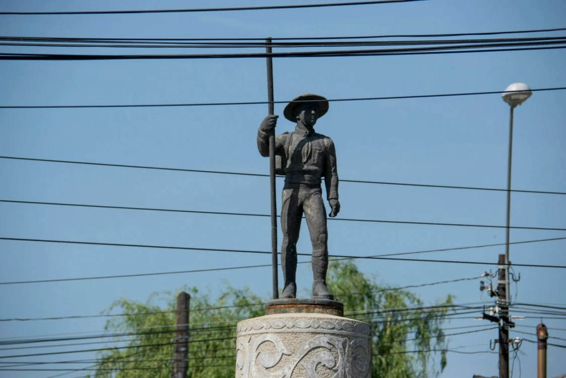 Statuia cercetaşului din Tecuci FOTO Costel Crângan