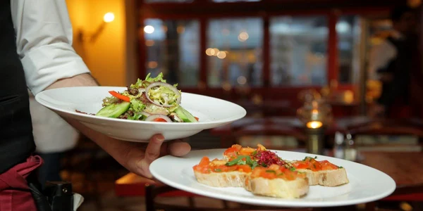 O firmă din America le oferă angajaţilor un prânz la un restaurant de lux  jpeg