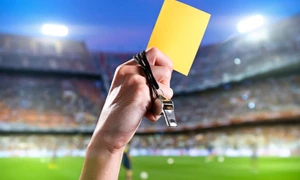 cartonas galben mana arbitru foto shutterstock