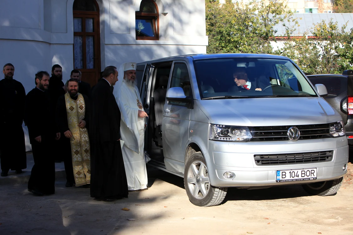 Patriarhul Daniel se urcă în VW Multivan, după ce a fost la înmormântarea unuia dintre răniții din „Colectiv”