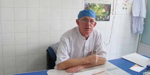 Profesor doctor Corneliu Sabetay, şeful Secţiei de Chirurgie Pediatrică de la Spitalul Judeţean din Craiova. 