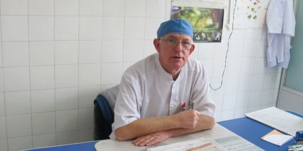 Profesor doctor Corneliu Sabetay, şeful Secţiei de Chirurgie Pediatrică de la Spitalul Judeţean din Craiova. 