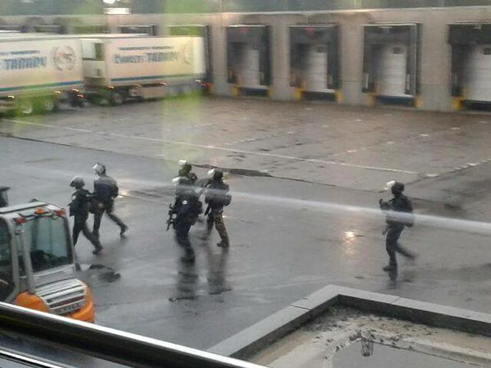 Poliştistii se pregătesc să intre în tipografie