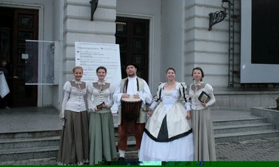 Actorii au ieșit în stradă în costume de epocă